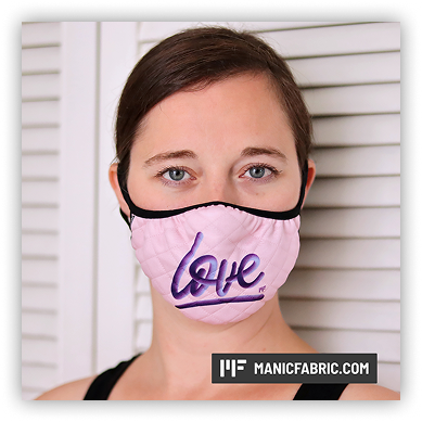 Model met Manic Fabric Love-mondkapje