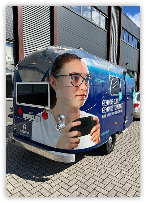 Rodenstock reclamecaravan, zijaanzicht met meisje
