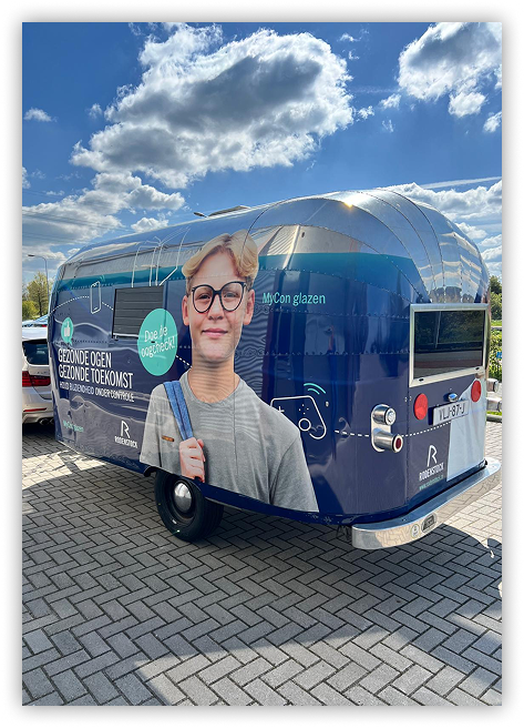 Rodenstock reclamecaravan, voorkant met jongen